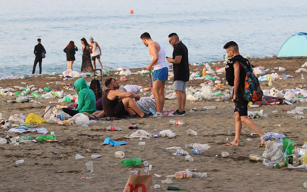 Así amanecen las playas malagueñas después de la noche de San Juan