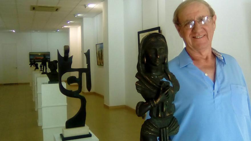 Aurelio Fernández Gómez, en la Sala Manuel Barbadillo, junto a una de sus esculturas, Mujer con pendientes.
