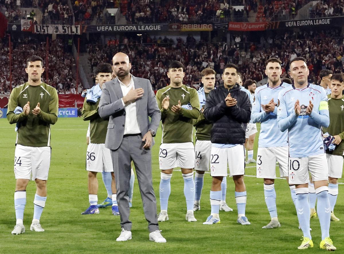 Giráldez y los jugedores del Celta aplauden a los aficionados desplazados a Friburgo.