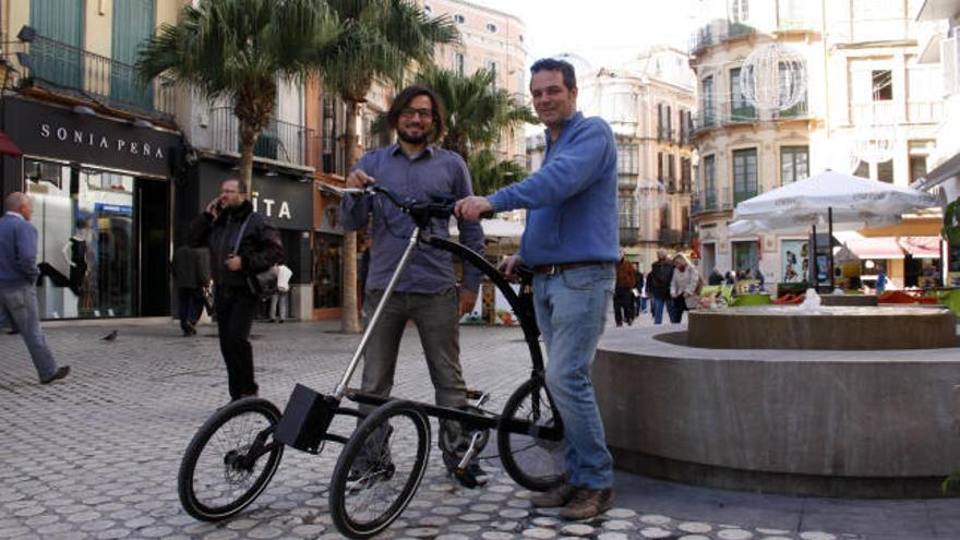 Mauro López y Daniel Caro posan con un prototipo de la bicicleta