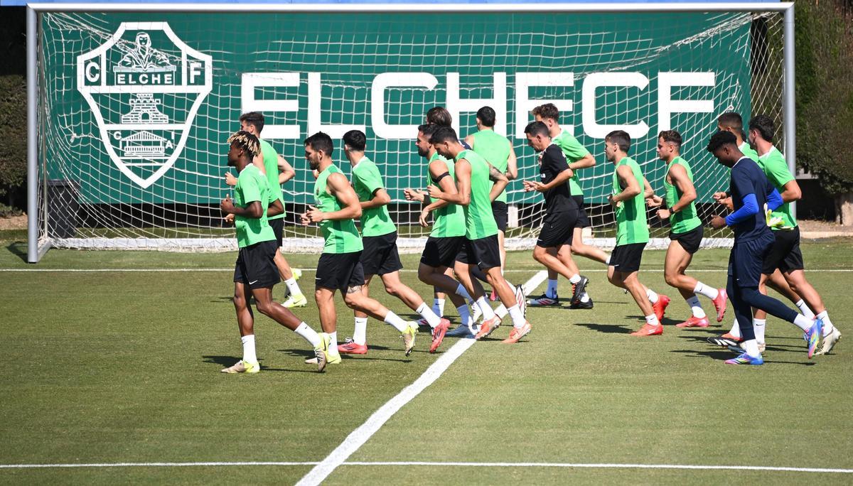 Los jugadores del Elche realizan carrera continua durante un entrenamiento, en el Díez Iborra.