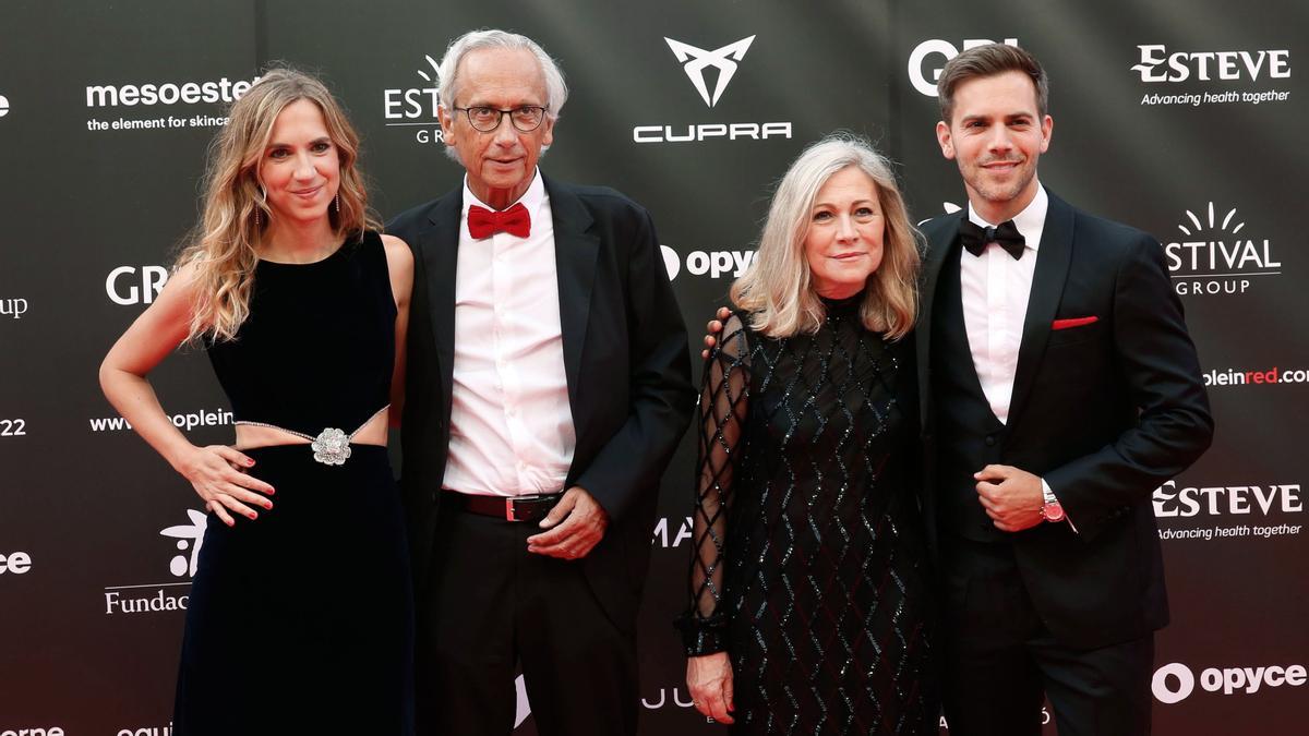 Bonaventura Clotet junto a su mujer, Anna Fresquet (los dos en el centro), y sus hijos, Aina y Marc. 