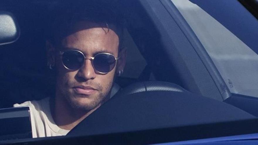 El delantero brasileño Neymar, ayer a su llegada al entrenamiento del Barça para comunicar que acepta la oferta del PSG.