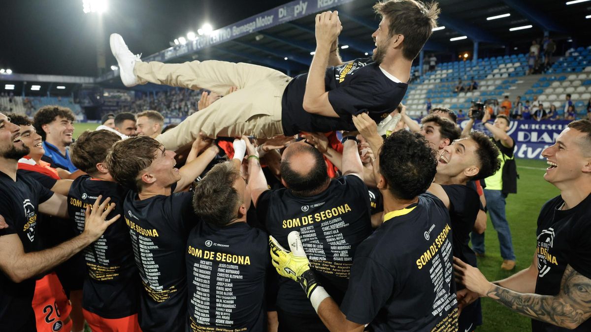 Los jugadores del Andorra mantean a Gerard Piqué, en el estadio de la Ponferradina.