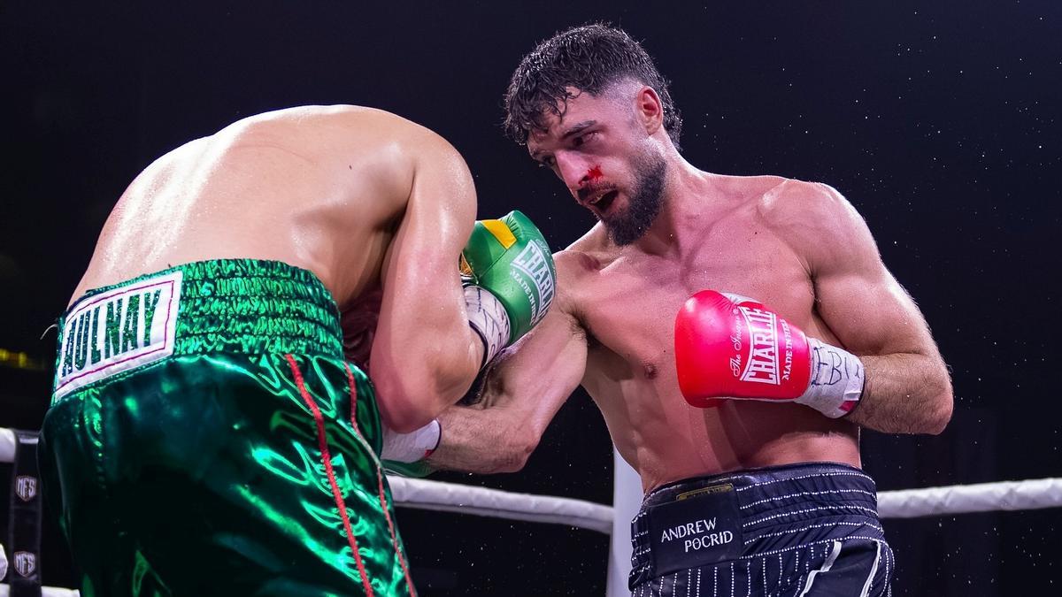 José Luis Navarro Jr. golpea a un rival.