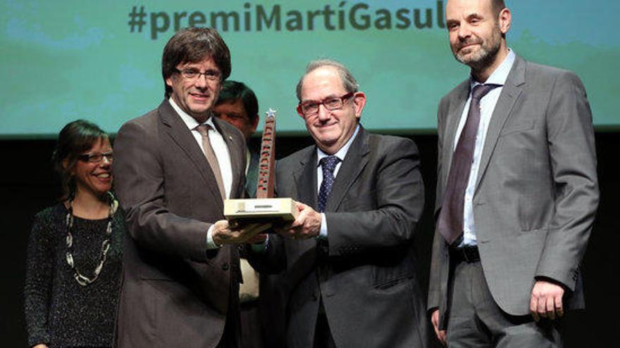 El president Puigdemont lliura el premi.