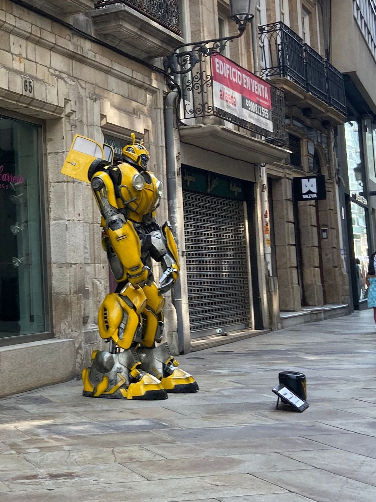 Un &#039;transformer&#039; anima el paseo por la calle Real de A Coruña.