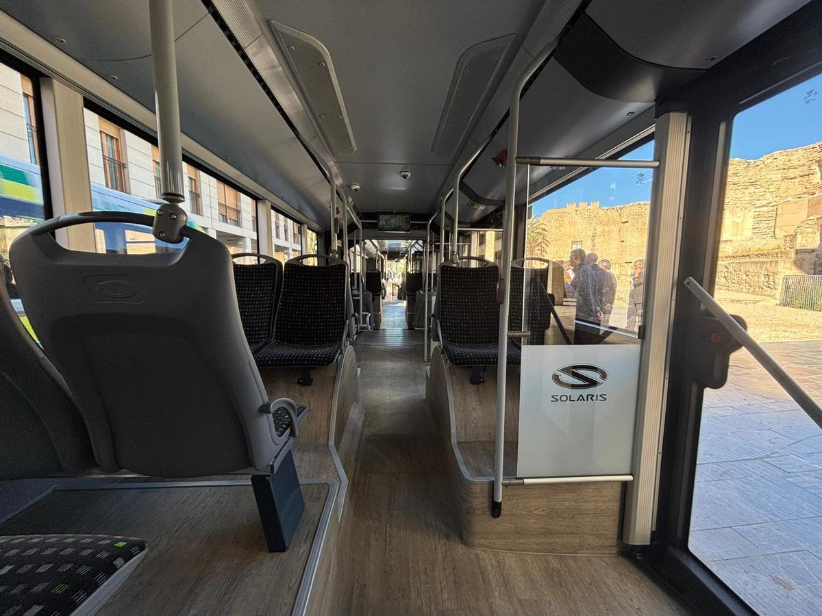 Interior del autocar articulado donde se puede apreciar su longitud. Al fondo, el castillo de Altamira en Elche