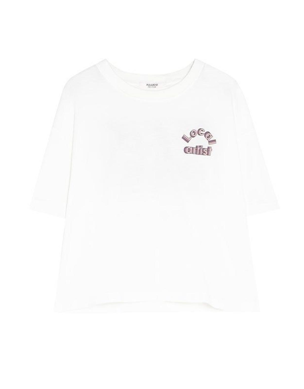 Camiseta blanca con mensaje 'Local Artist' de Pull&amp;Bear. (Precio: 12, 99 euros)