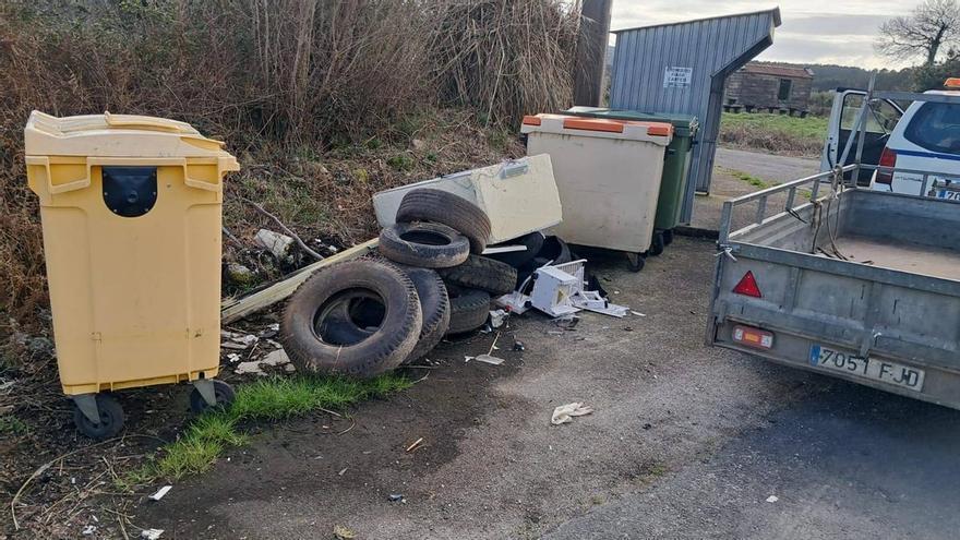 Puntos Limpios... y basura en las cunetas: alarma en seis concellos por los vertederos de escombros y voluminosos