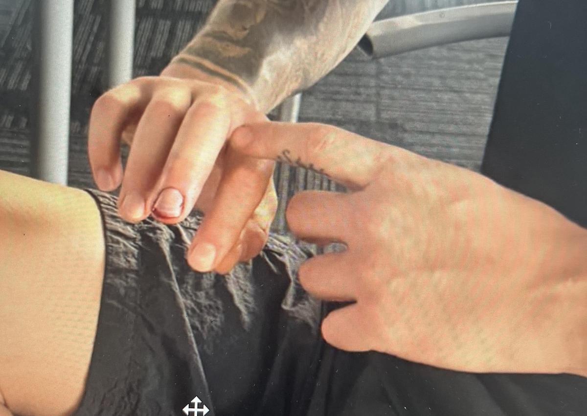 El francés Fabio Quartararo muestra a un periodista francés su dedo corazón derecho, presumiblemente roto.