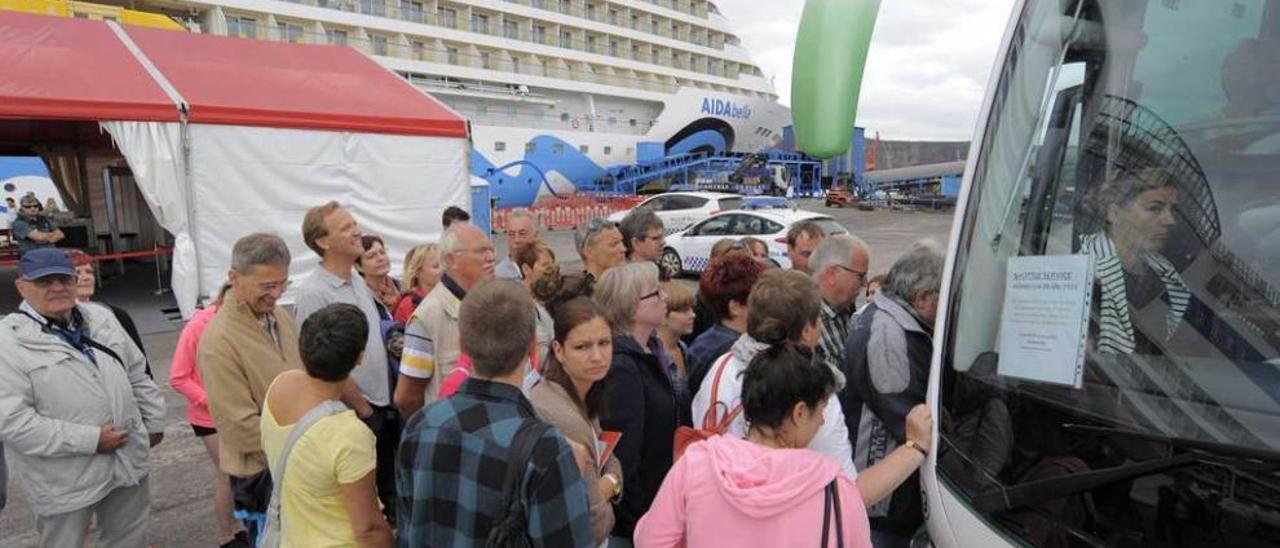 Pasajeros del crucero &quot;Aidabella&quot; tomando un autobús.