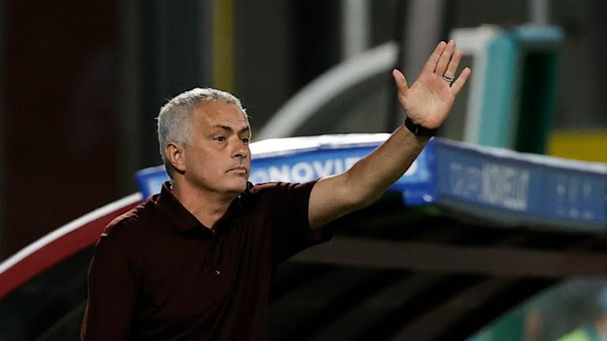 Mourinho, dando instrucciones a sus jugadores en el Stadio Arechi