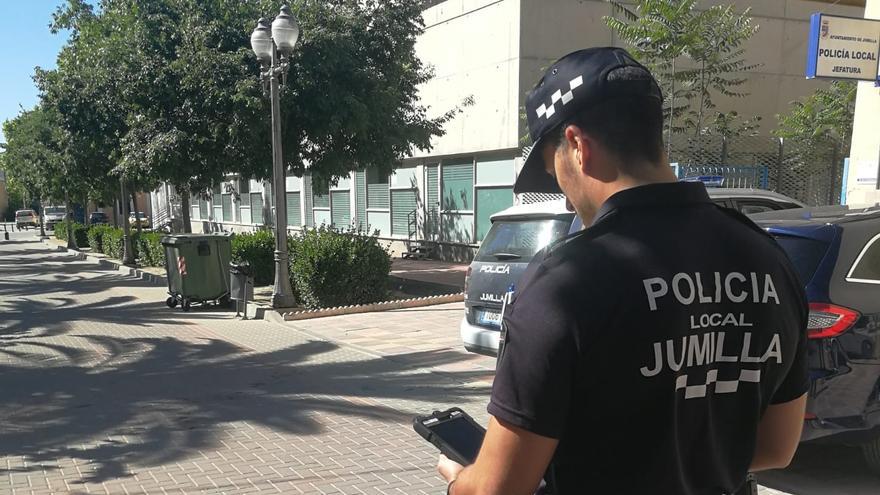 Un turismo atropella a dos jóvenes en Jumilla