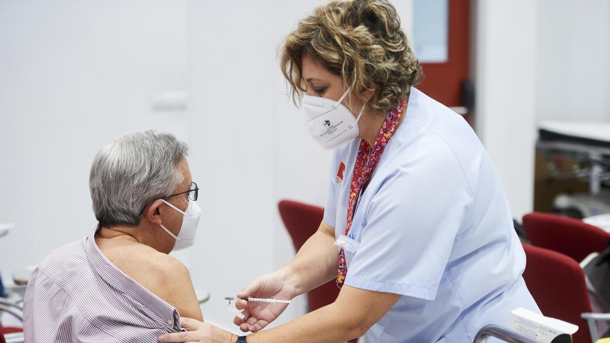 Una sanitaria administrando la vacuna contra la covid.