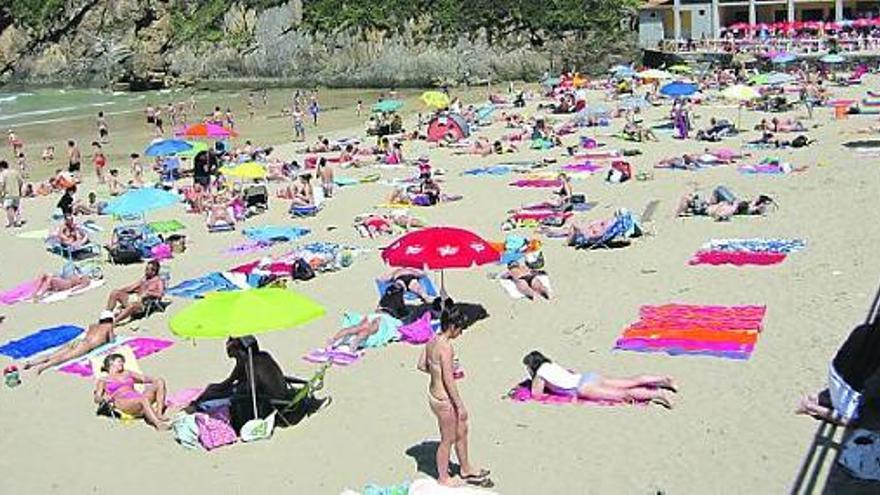 Aspecto que presentaba ayer la playa de Aguilar, en Muros de Nalón.