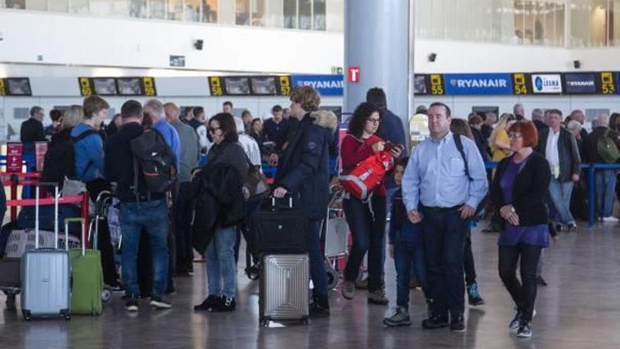 Ayer ya se notaba en el aeropuerto el trasiego de pasajeros que estos días salen o llegan a Alicante.