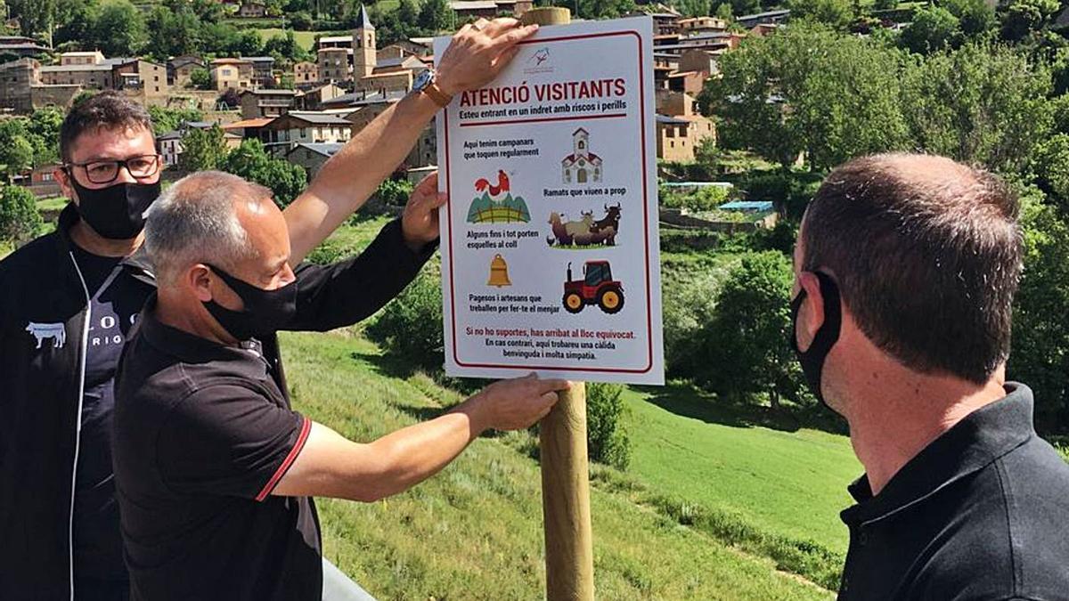 Ramaders posant el primer cartell de la campanya a Prullans (Cerdanya). | DDG