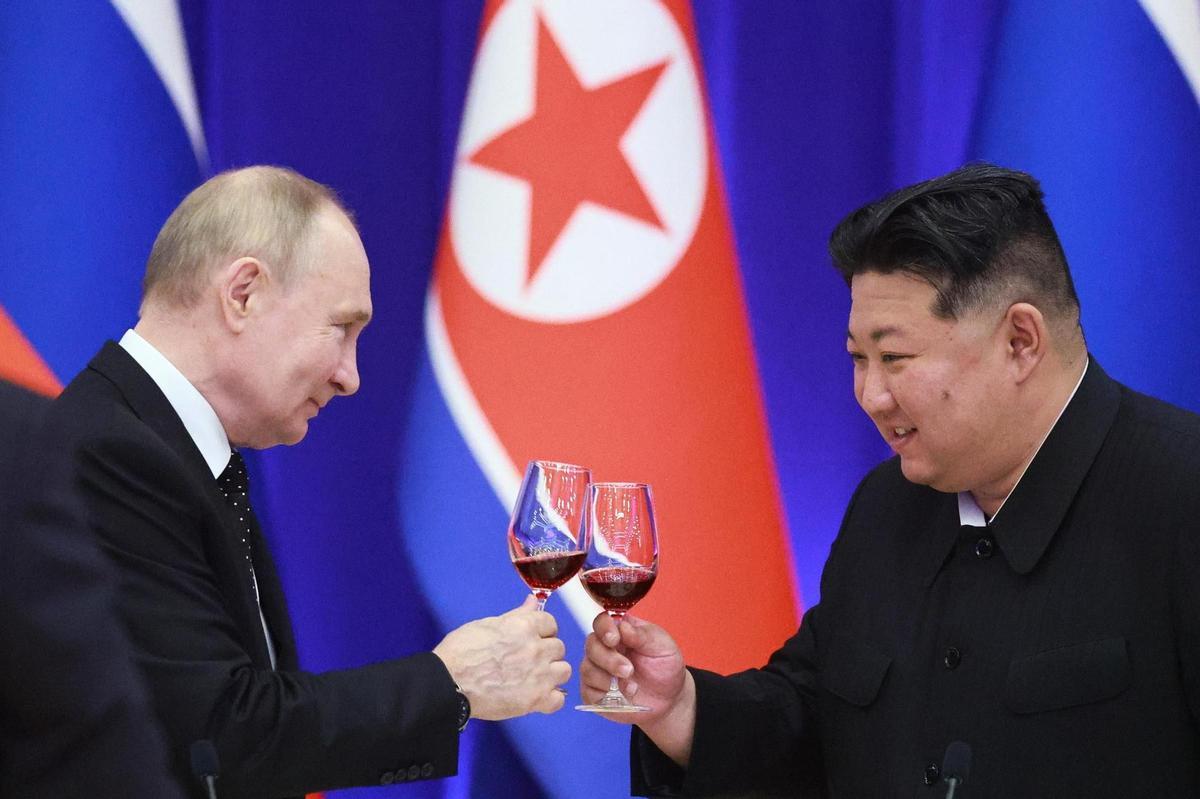 El presidente ruso, Vladímir Putin, y el líder norcoreano, Kim Jong-un, brindan durante una recepción de Estado.