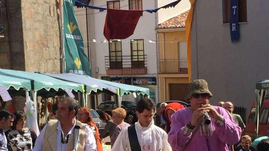 El mercado medieval de San Mateo congrega a cientos de alistanos y lusos en Alcañices