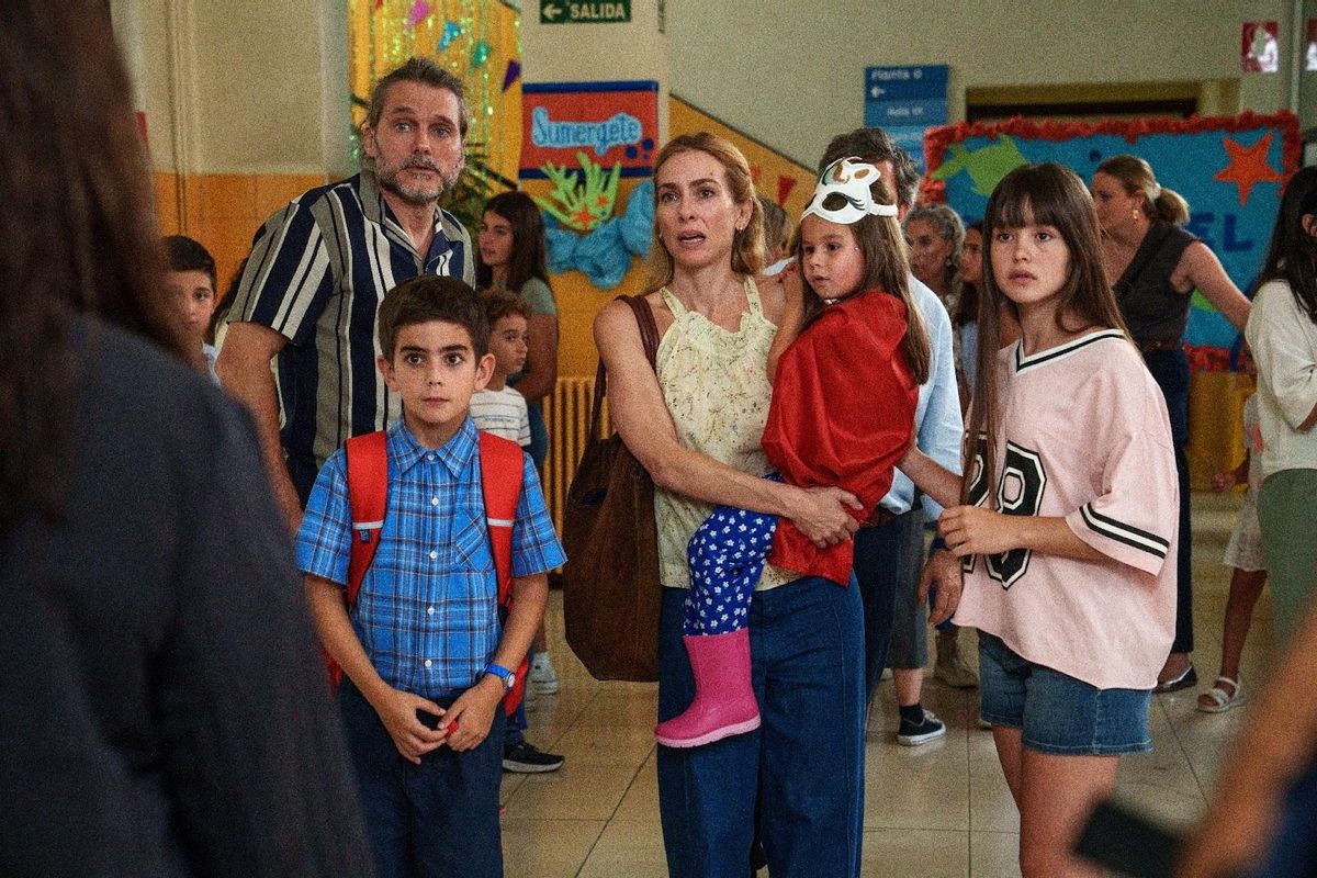 Salva Reina y Kira Miró, con los niños del filme