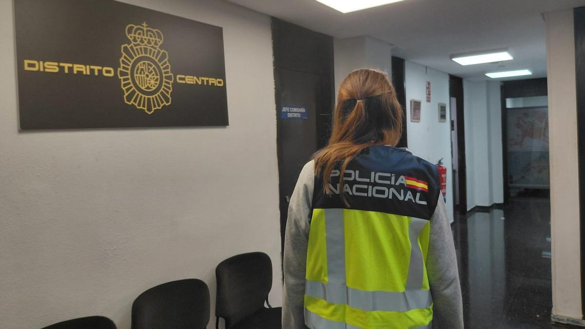 Una agente del Distrito Centro de la Policía Nacional.
