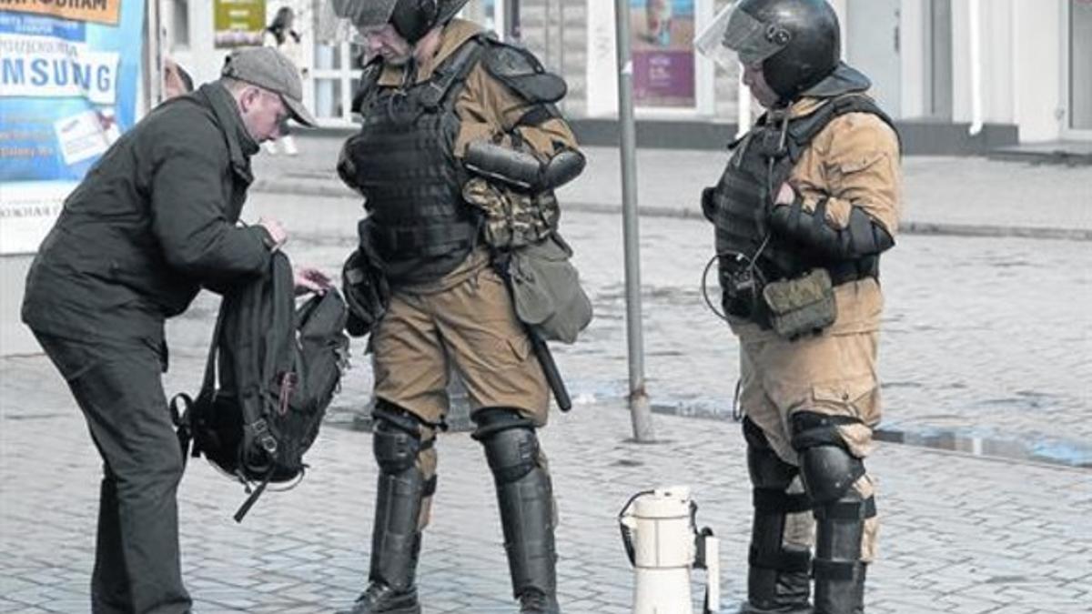 Soldados registran la mochila de un hombre en Simferópol, capital de Crimea, ayer.