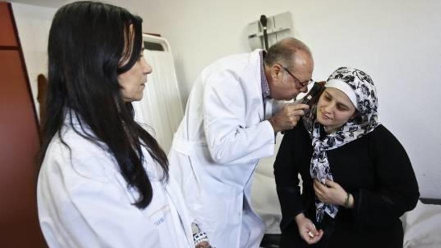 Mokhtaria acompaña a una inmigrante siria durante una consulta con el médico