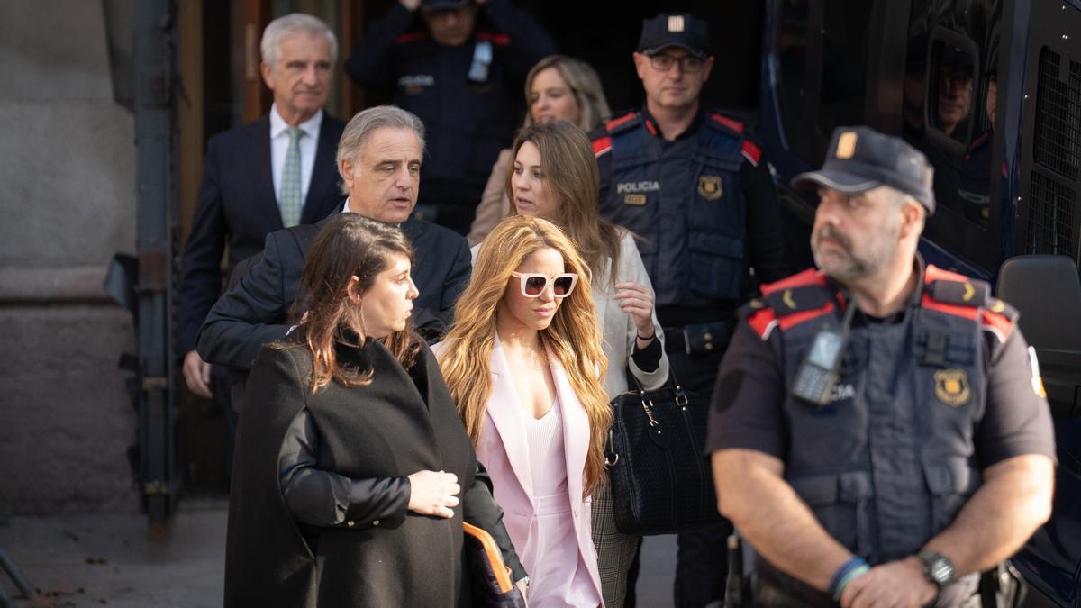 Shakira sale de la Audiencia de Barcelona tras reconocer un fraude de 14,5 millones de euros a Hacienda.