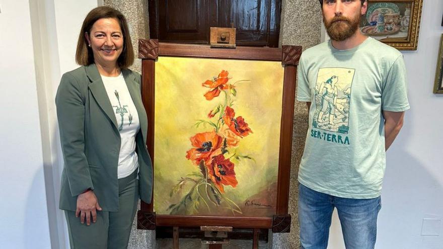 La alcaldesa y el director del museo con la obra donada. | LOC