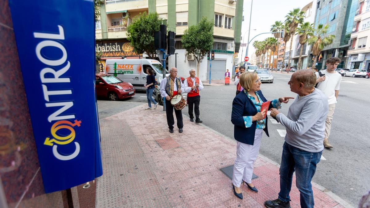 Ana Barceló pide el voto para el PSOE a pie de mercadillo