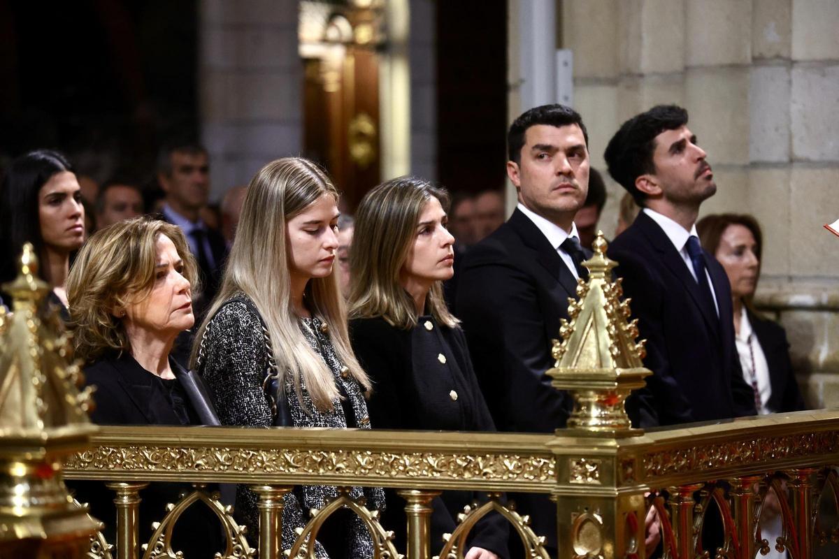 La viuda y los cuatro hijos de José Ballesta Germán, durante la misa funeral que se celebró en la Catedral de Murcia.