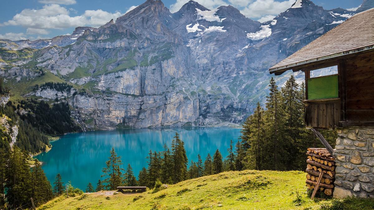 Imagen de un lago en los Alpes suizos