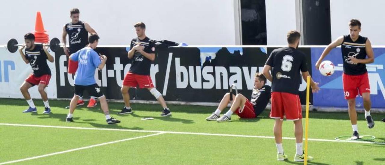 Jugadores del Ontinyent CF durante un entrenamiento en la pretemporada.