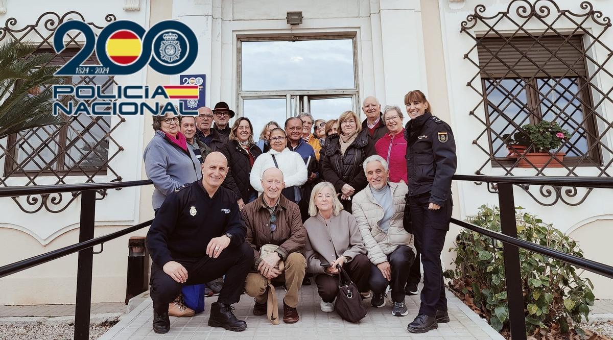 Participantes junto a los agentes que imparten la formación