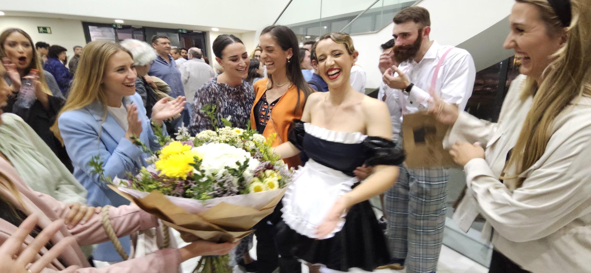 Y al final de la representación, el ramo de flores de las admiradoras.