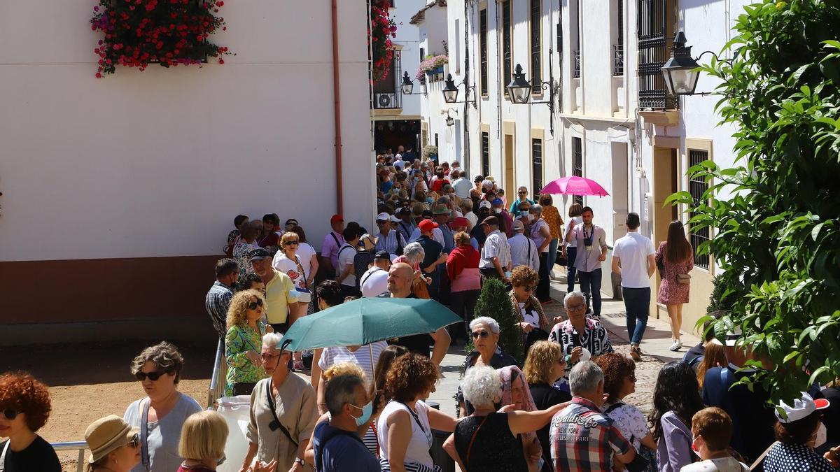 Colas en el Alcázar Viejo para ver los Patios, en este 2022.