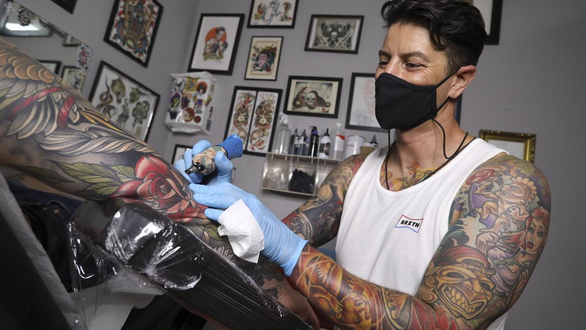 "Resiliencia": el mensaje que llega a los tatuajes tras la pandemia