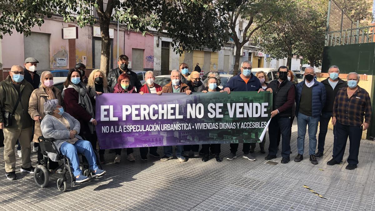 Concentración de los vecinos de El Perchel en la calle Montalbán.