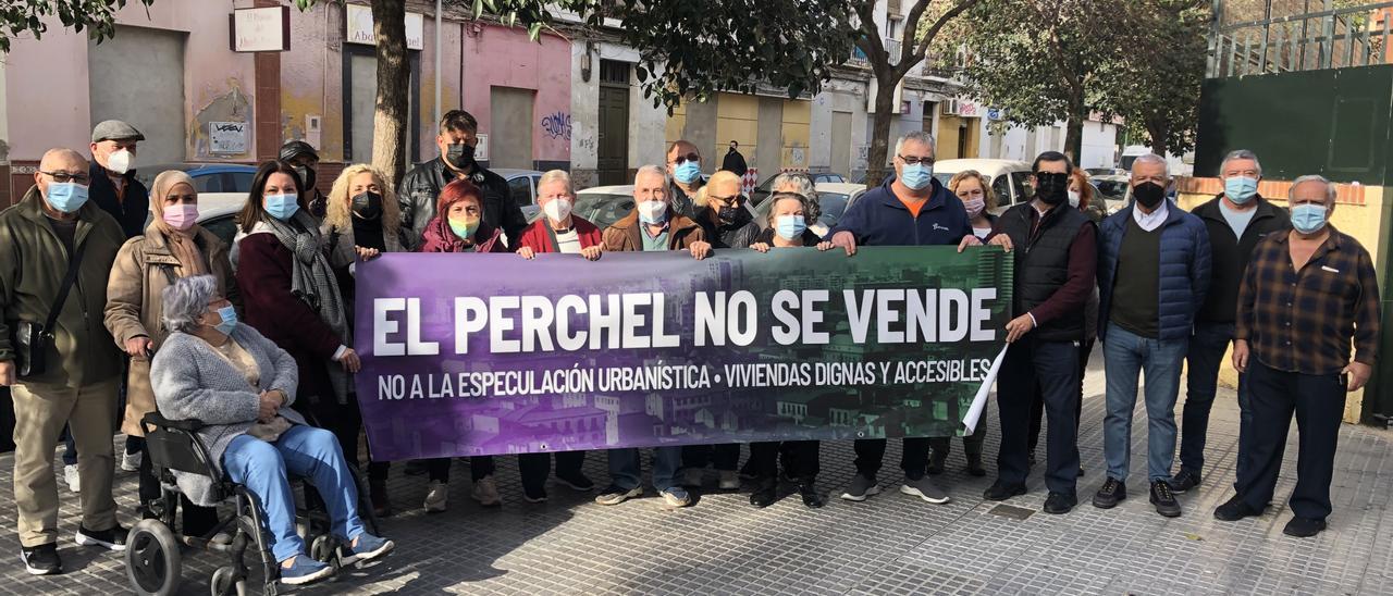 Concentración de los vecinos de El Perchel en la calle Montalbán.