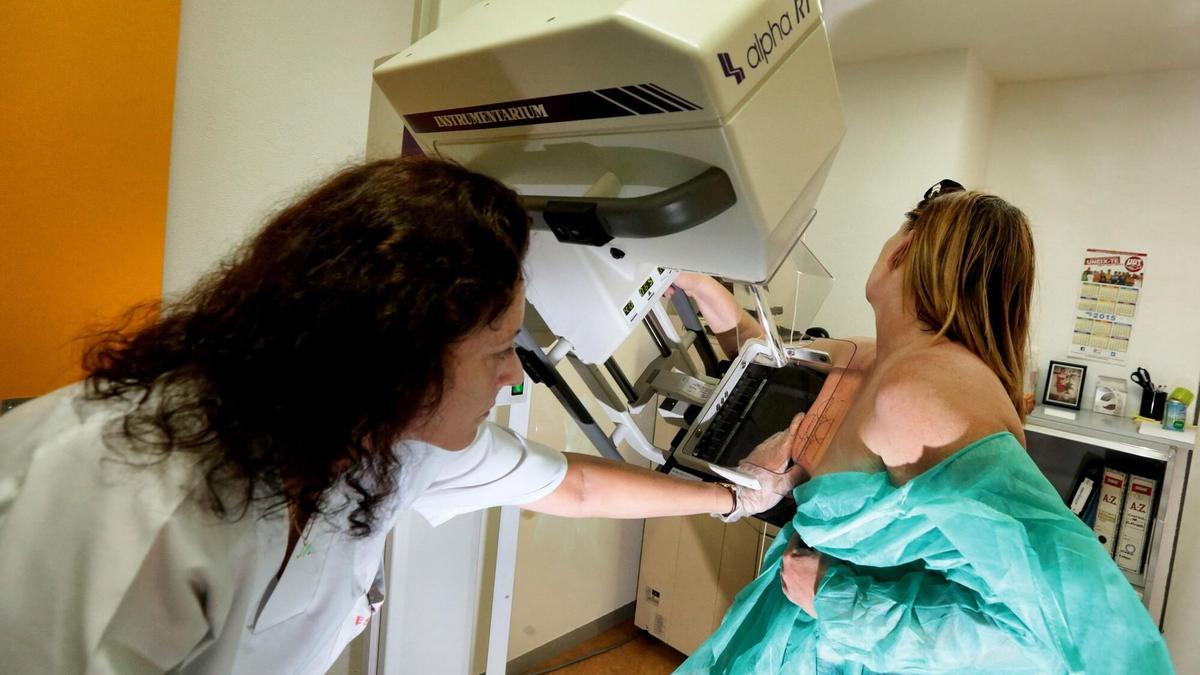 Una mujer se somete a una mamografía en un centro médico de Benidorm.