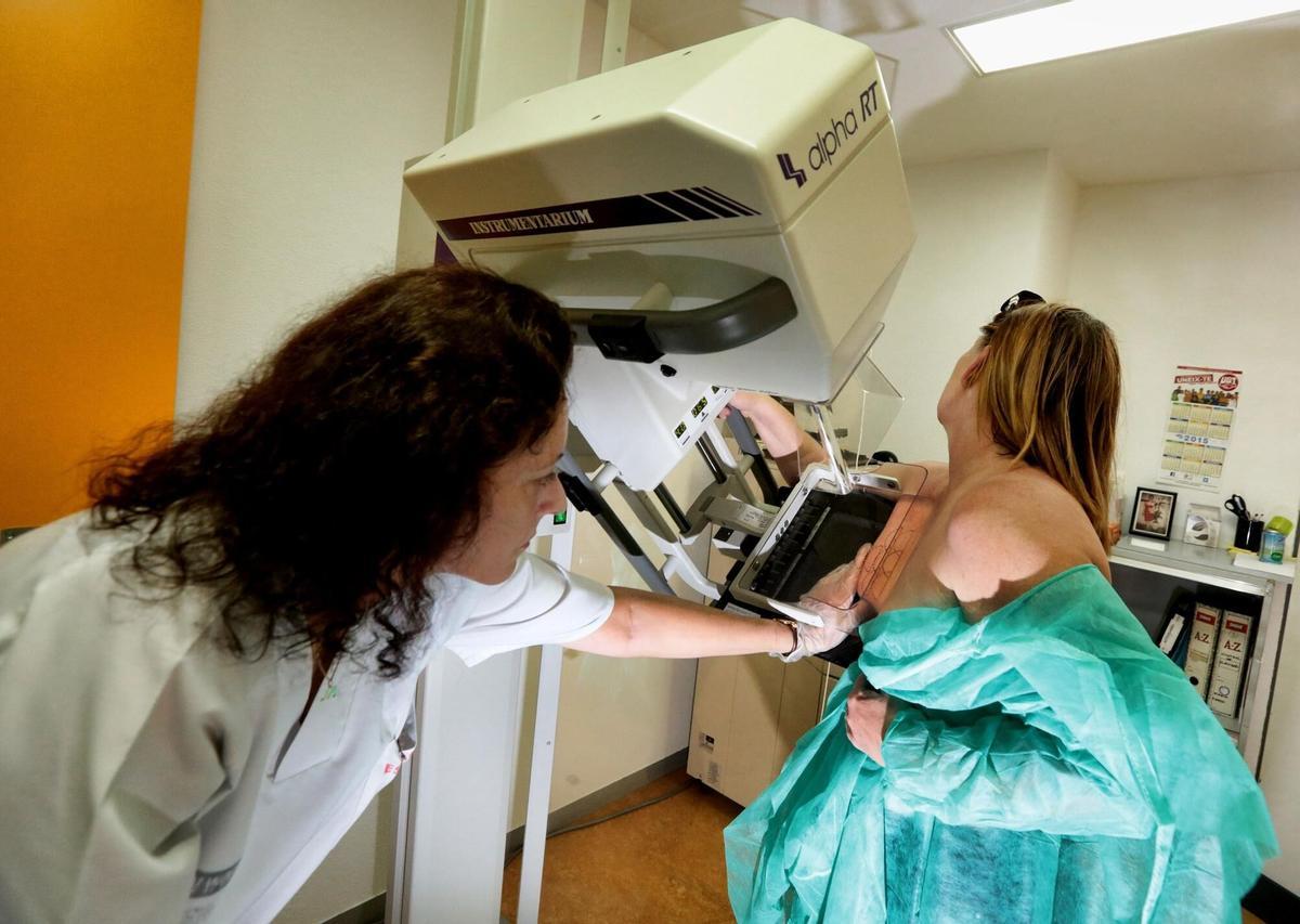 Una mujer se somete a una mamografía en un centro médico de Benidorm.