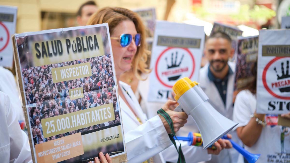 Los inspectores de Salud Pública se concentran en las puertas del Parlamento de Canarias.