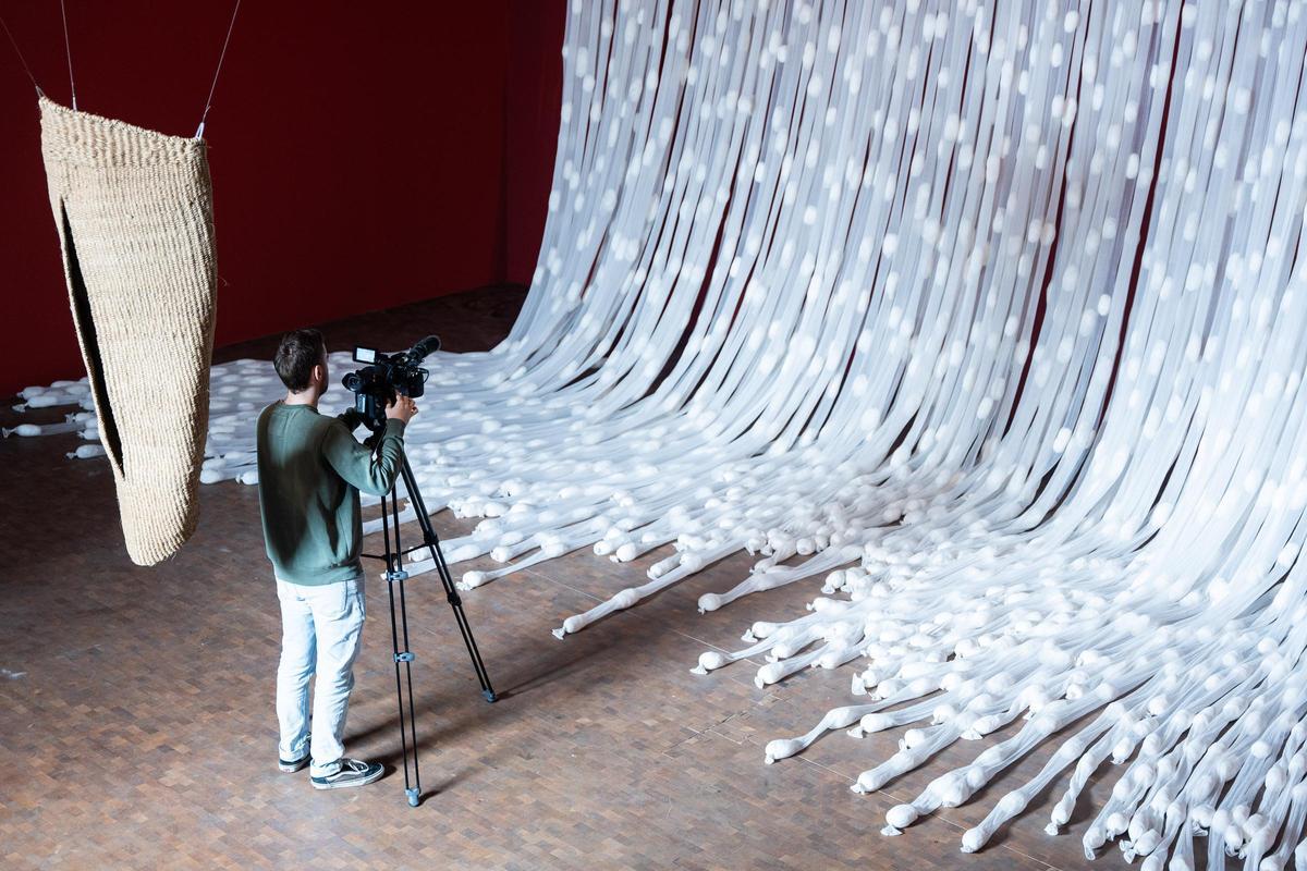 Las obras 'Ilerda V' y 'Cascada', de Marta Palau, en el Museu Tàpies