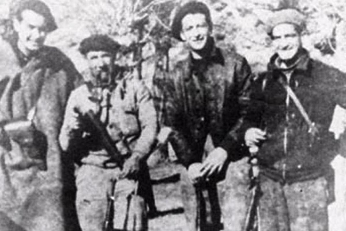 De izquierda a derecha, Bill Aalto, un soldado español desconocido, Alex Künstlich e Irving Goff. De izquierda a derecha, Bill Aalto, un soldado español desconocido, Alex Künstlich e Irving Goff.