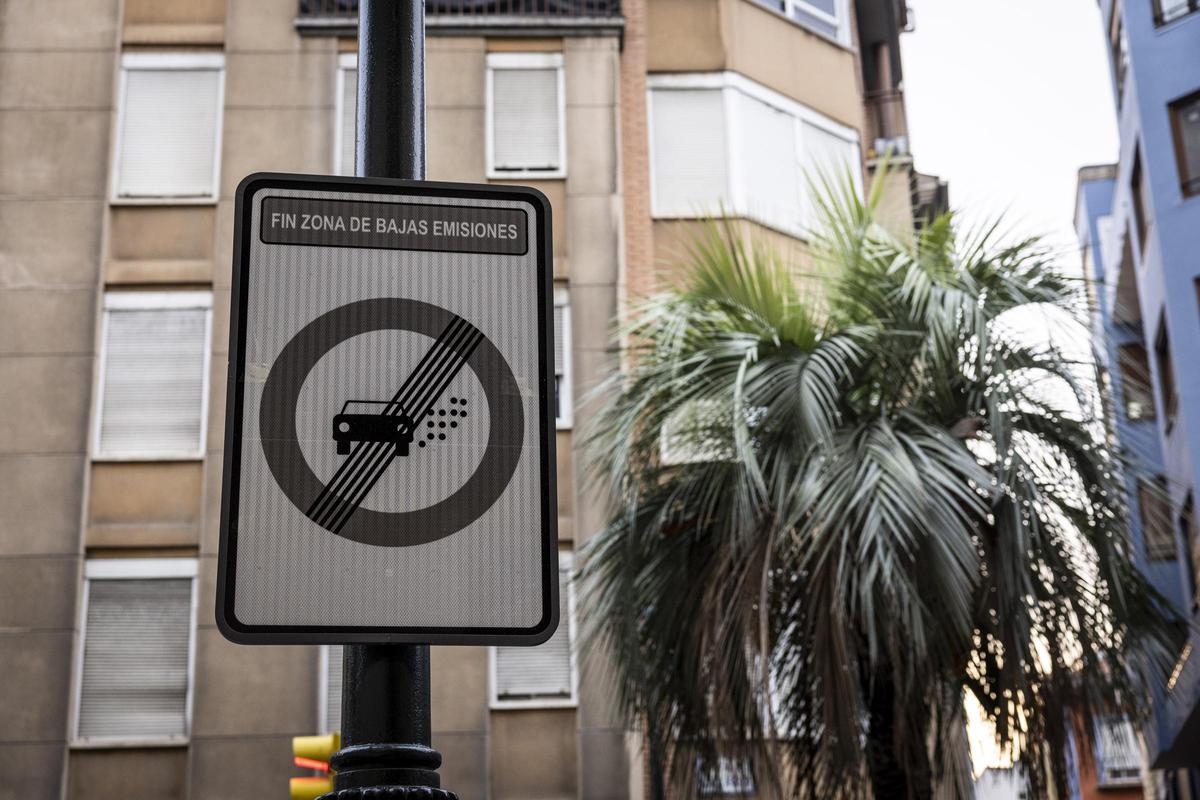 Señal que indica el final de la zona de bajas emisiones en Zaragoza.