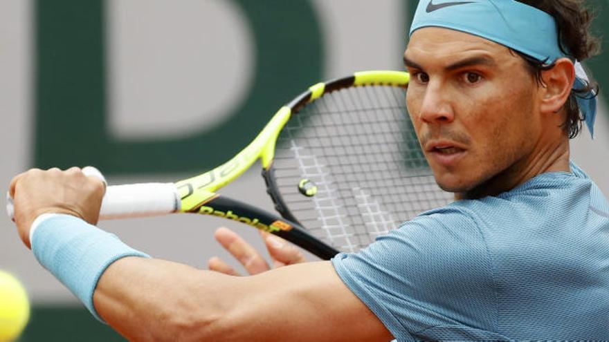 Rafa Nadal se prepara para golpear la bola.