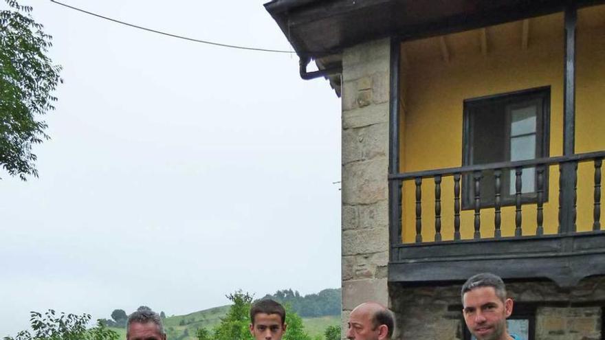 Juan José Foncueva (hijo), Rubén Foncueva (nieto), Fermín Álvarez (quien la encontró) e Iván Foncueva (nieto), delante de la casa del primero, ayer, tras hallar a Elena Solares, en el recuadro.