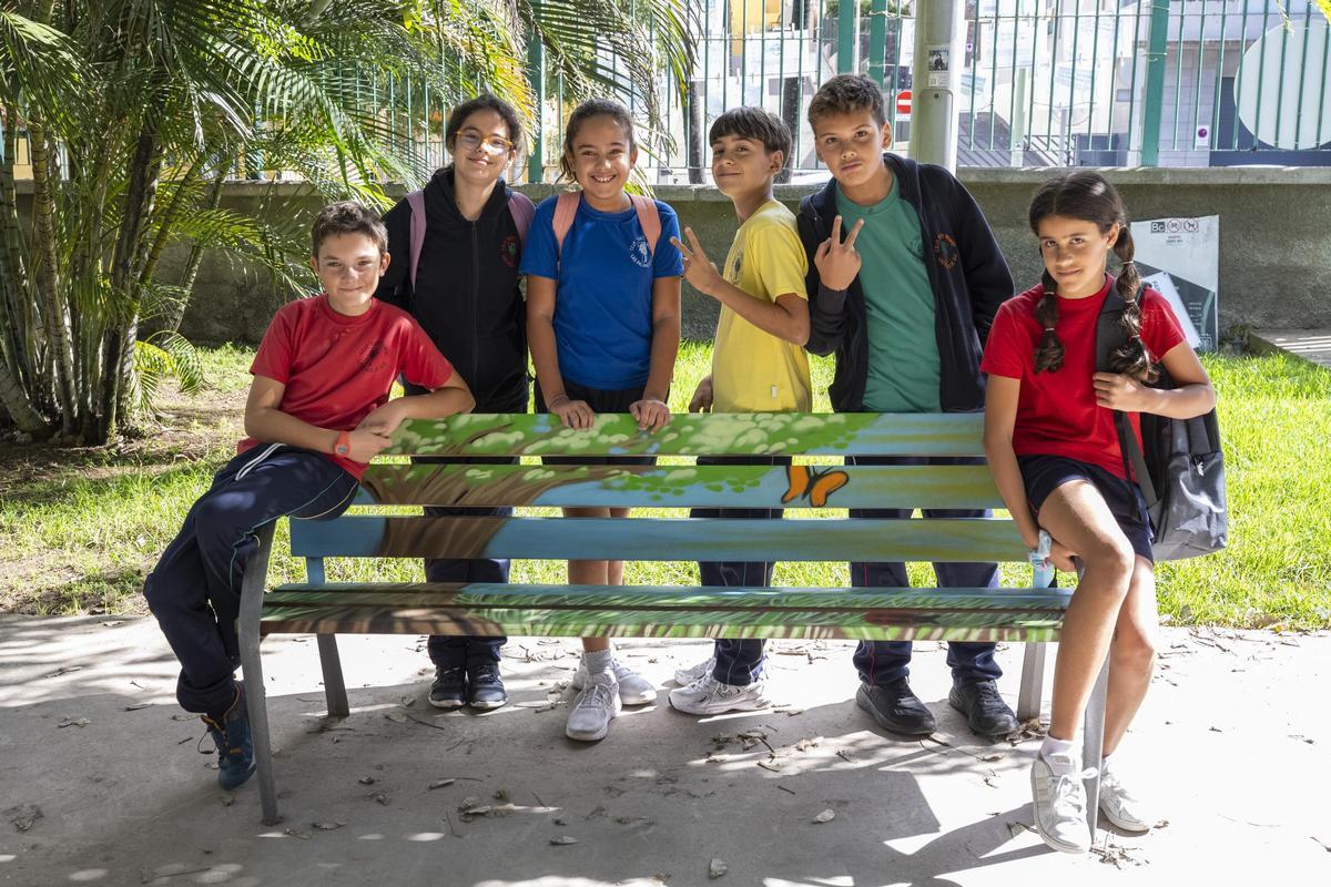 Alumnos del CEIP 7 Palmas en el banco que recoge su proyecto ganador.