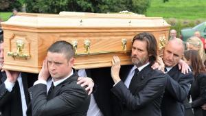 El actor Jim Carrey, en el funeral de su exnovia Cathriona White.